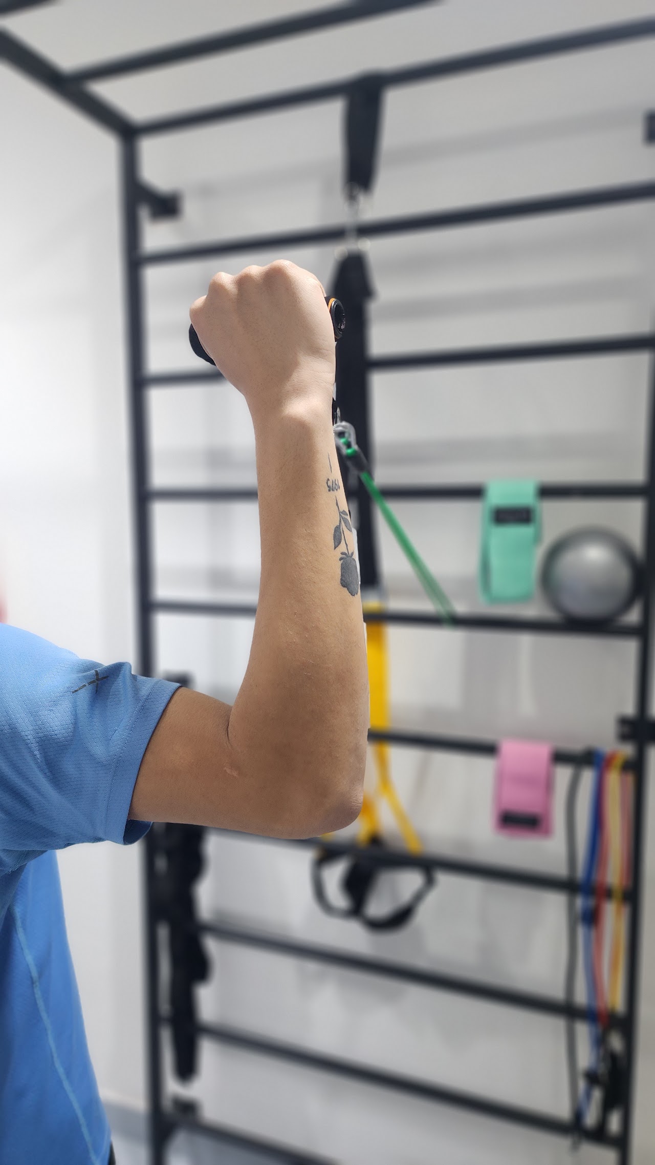 Área de fisioterapia con electroestimulación y camilla clínica